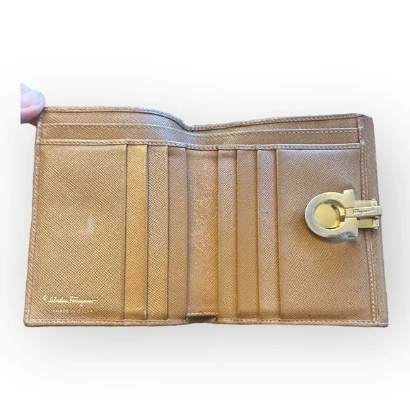 Salvatore Ferragamo Gancini Leather Bifold Wallet Unisex - Picture 4 of 9